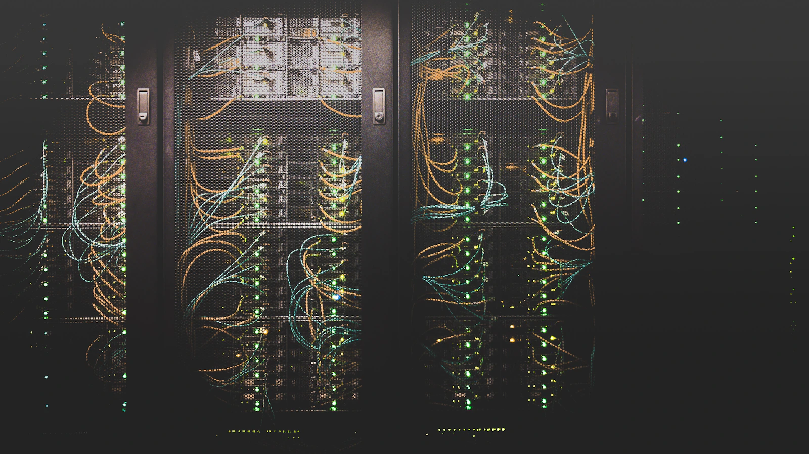 Corredor de servidores em data center com iluminação azul